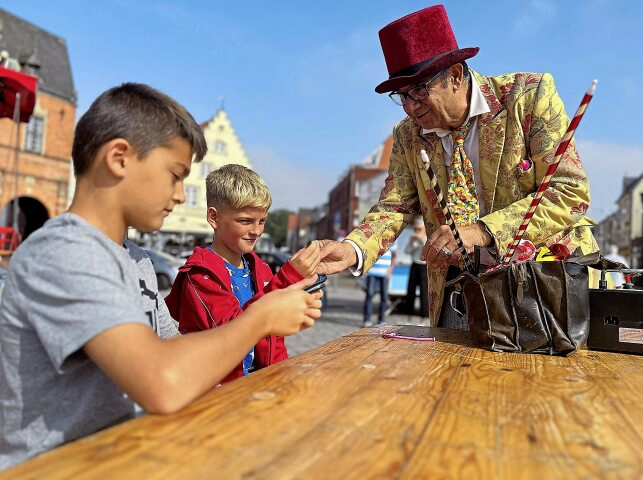 Salvatore Sabbatino weiß als Clown und Zauberer Kinder wie Mads und Bennet in seinen Bann zu ziehen.