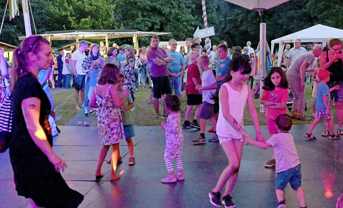 Die Kinderdisco sorgt für beste Stimmung im Hohenzollernpark.