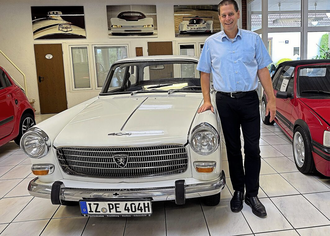 50 Jahre Duitsmann: Hauke Duitsmann präsentiert in der Austellungshalle einen Peugeot 404...