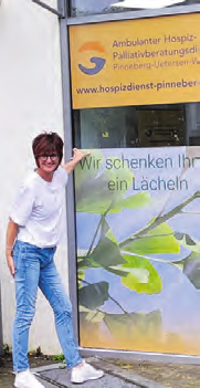 Frau Weigelt, eine von 50 ehrenamtlichen Mitarbeiterinnen und Mitarbeitern, vor den neuen Räumen des Hospizdienstes in der Heinrich-Christiansen-Straße 43 in Pinneberg.