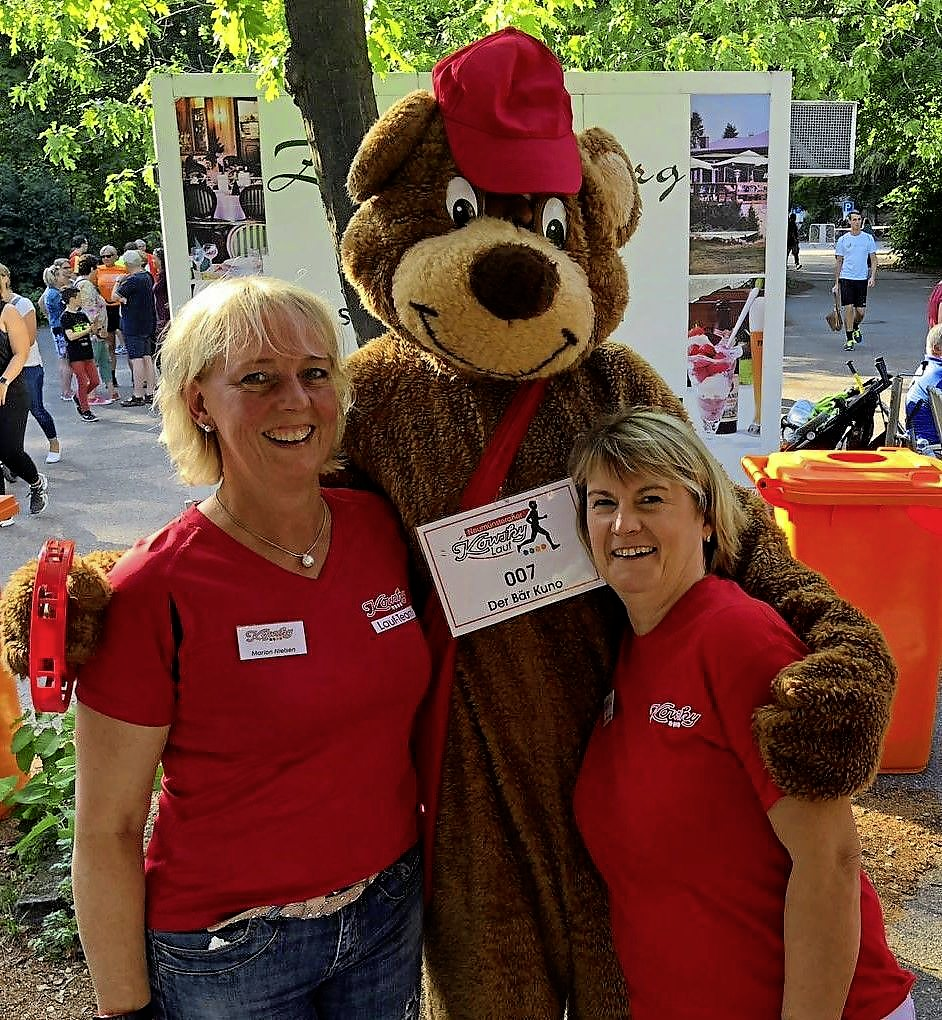 Hauptrorganisatorinnen der ersten Stunde: Marion Nielsen und Christine Walterkewitz mit Maskottchen Kuno. Foto: Kowsky