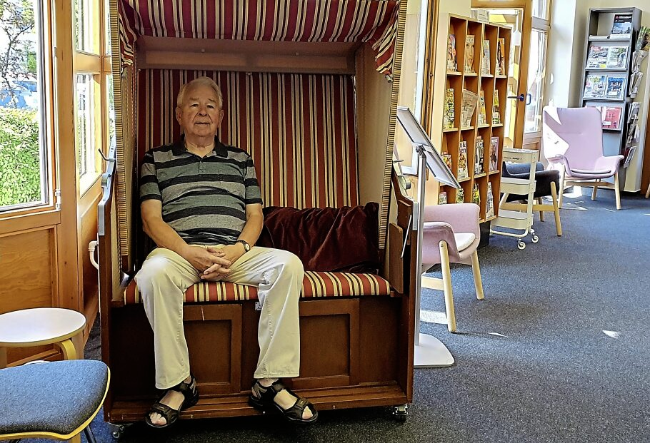 Klaus-Ingo Marquardt aus Wattenbek engagiert sich ehrenamtlich und spricht mit den Kindern und Jugendlichen über die Bücher, die sie während des Ferien-Lese-Clubs gelesen haben. Foto: Heike Norda