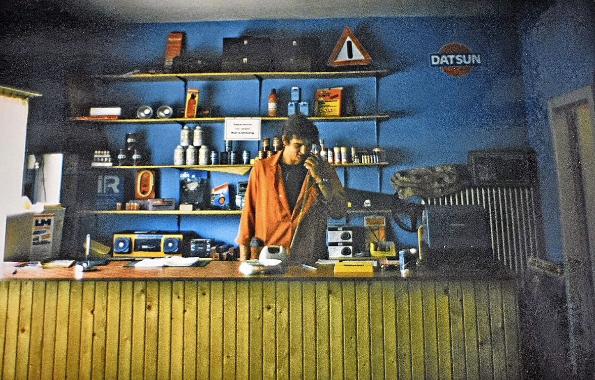 Mit einem selbst Gezimmerten Tresen startete Hans-Arthur Mohr am Sandberg. Das Foto entstand Mitte der 1970er Jahre. Repro: Marianne Mei&szlig;ner