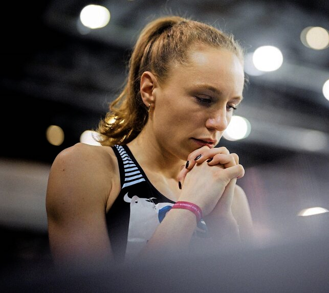 Volle Konzentration: Alina Amman vor dem Start des Rennens. Foto: Imago Images/Beautiful Sports