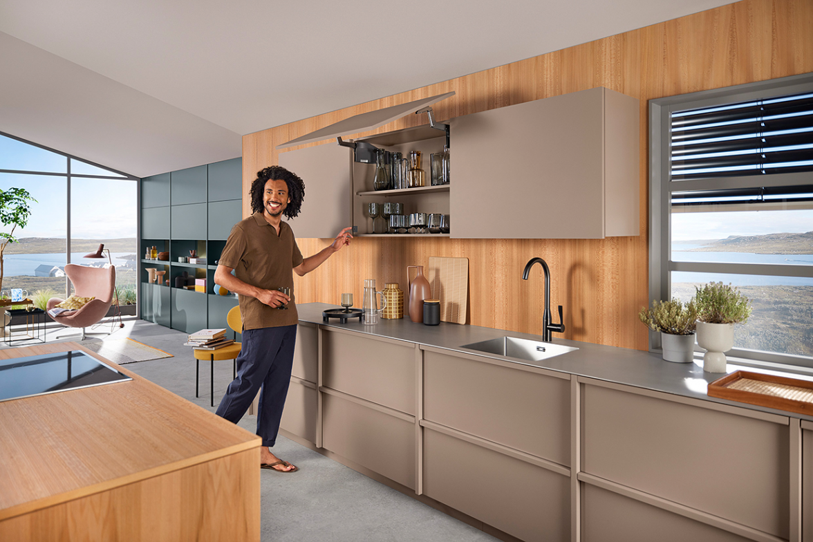 Klappen in Ober- und Hochschränken sowie manuelle oder elektrische Bewegungstechnologien sorgen für Komfort sowie einen. schnellen Überblick und ergonomischen Zugriff. Fotos: AMK