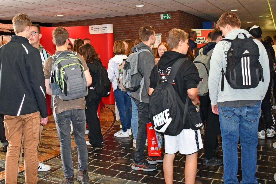 Gemeinsam auf Berufe-Tour: Auf Ausbildungsmessen ist die H&uuml;rde, mit potenziellen Ausbildern in direkten Kontakt zu treten oftmals nicht ganz so hoch. Foto: Agentur f&uuml;r Arbeit