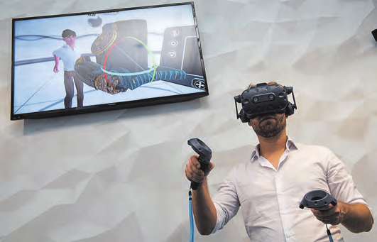 Sich nicht nur in virtuellen Welten bewegen, sondern sie auch selbst erschaffen: Das lernen künftige Gestalter und Gestalterinnen für immersive Medien. FOTO: ANDREA WARNECKE/DPA-TMN