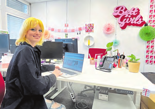 Victoria Rerich (22) kannte den Beruf des Kaufmanns für E-Commerce vorher nicht. Die Berufsberatung der Arbeitsagentur hat sie auf die Idee gebracht. Heute findet sie ihren Job „voll cool“.