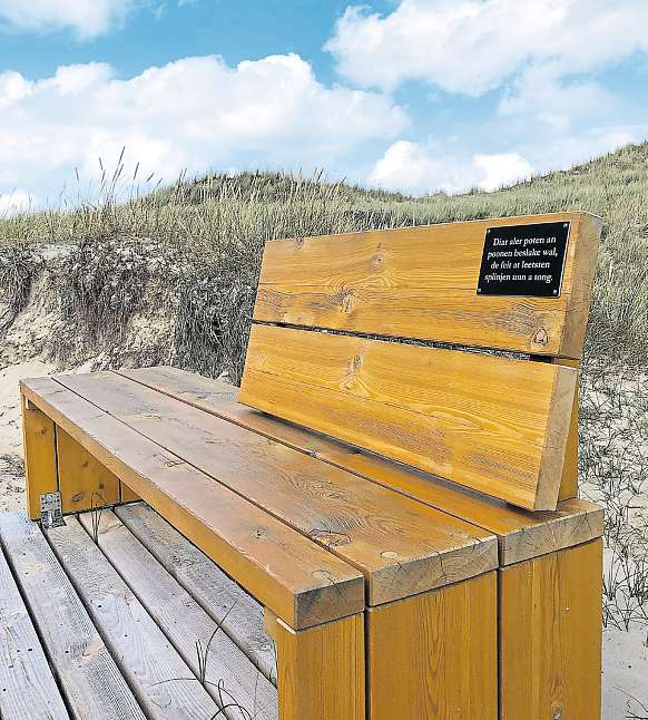 Die aus massiven Holzbohlen gefertigten Bänke sollen zum Verweilen einladen, aber mit den Sprichwörtern auch Interesse an der friesischen Sprache wecken.