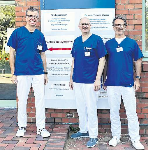 (v.l.) Dirk Langemeyer mit Dr. Thomas Wander und Dr. Clemens von Reusner, den ltd. Ärzten der Inneren Medizin Inselklinik Föhr-Amrum. Foto: Klinikum NF