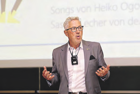 Prof. Dr. Jürgen Jensen erinnerte in seinen launigen Grußworten an alte Zeiten.