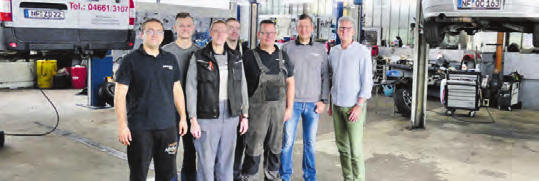 Henning Göttsch (r.) mit seinem Service-Team in der Autohauswerkstatt.