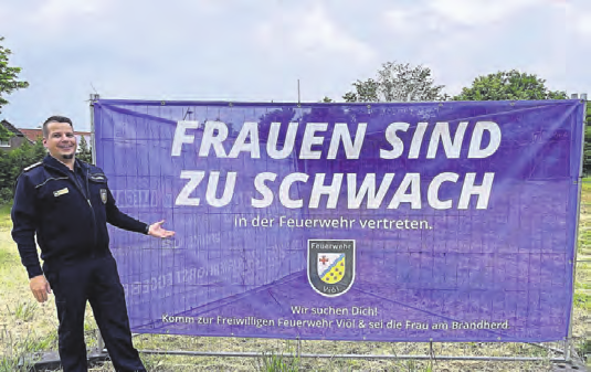 Viöls Wehrführer Matthias Linau zeigt eines der Werbebanner, mit denen die Freiwillige Feuerwehr auf der Geest auf sich aufmerksam gemacht hat. Foto: Matti Gerstenlauer
