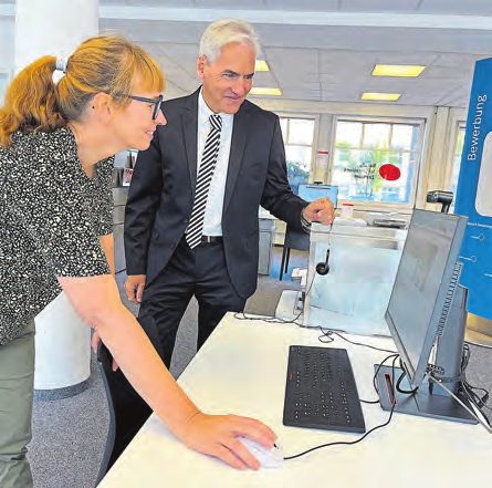 Ronald Geist lässt sich von Martina Spiering die Aufgaben des Berufsinformationszentrums (BIZ) erklären. FOTO: JULIA VOIGT