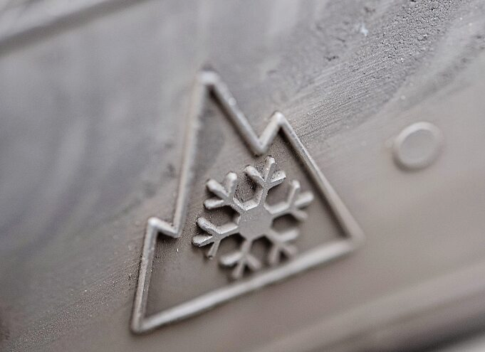 Nur noch Winterreifen mit dem Alpine-Symbol gelten jetzt Oktober als Winterreifen. Fotos: Robert Günther/dpa-mag
