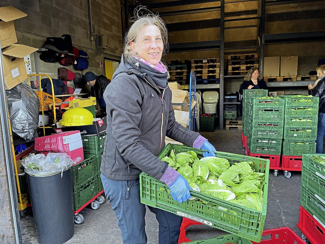 Margret Friehring holt bei der Tafel Gem&uuml;se f&uuml;r das Food Sharing in Nortorf.