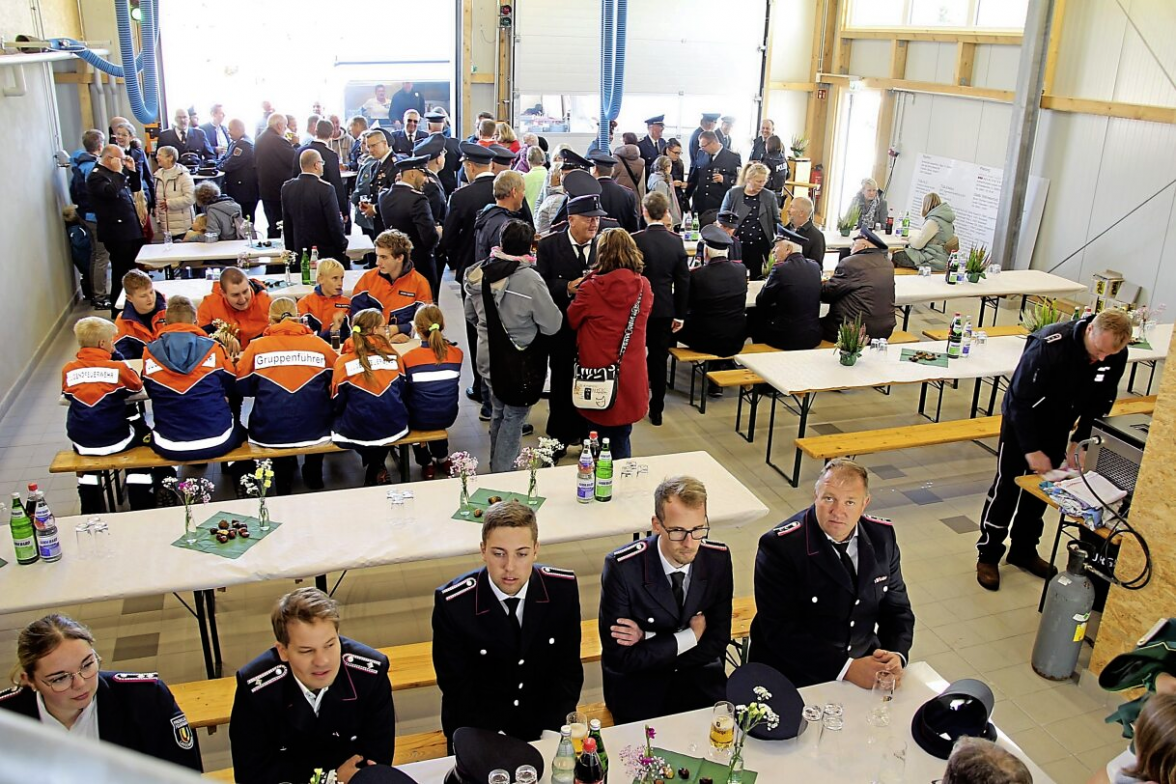 Die Fahrzeughalle eignete sich hervorragend für die Übergabefeier.
