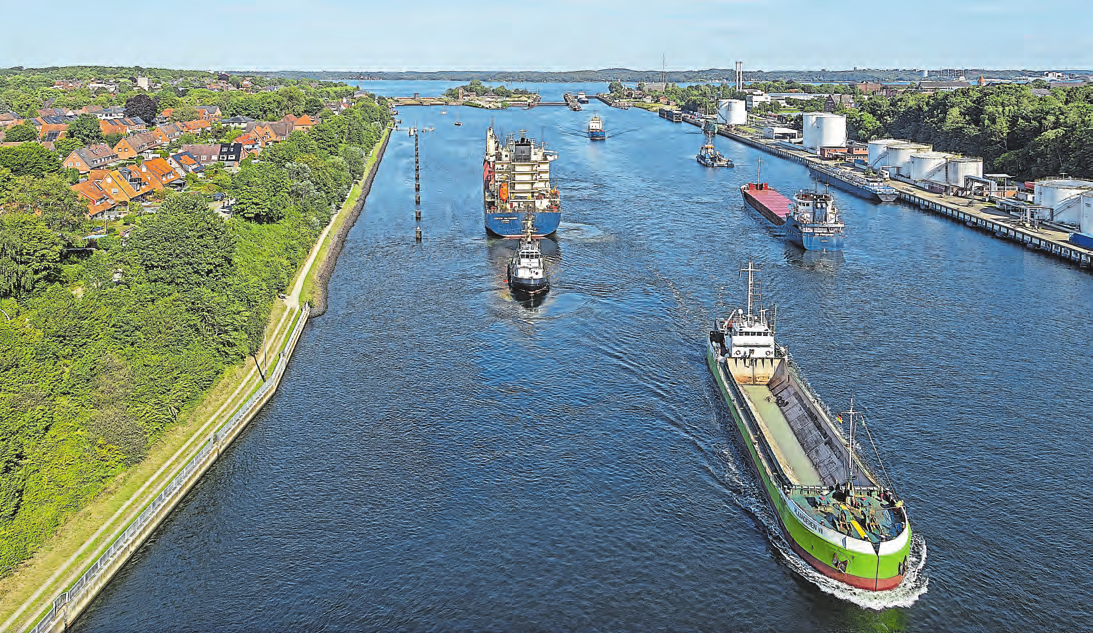 Schleuse bei Kiel: Zu den Aufgaben der Wasserbauer zählt auch, die Böschungen instand zu halten. FOTO: IMAGO/IMAGEBROKER