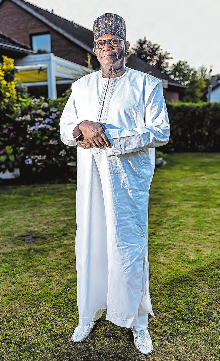 Dr. Issifi Djibey im Garten seines Hauses in Rendsburg. Er trägt ein traditionelles Gewand seines Landes. Der 74-jährige ehemalige Chefarzt an der Imland-Klinik in Rendsburg (heute: Schön-Klinik) möchte seine Heimatregion im Niger weiterentwickeln. FOTO: AXEL HEIMKEN