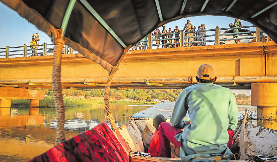 Bootsfahrt auf dem Niger: Der Fluss gilt als Lebensader des Landes. Auch die Region Kokorou profitiert davon. Der Niger bildet die östliche Grenze der Region, in der Issifi Djibey König werden will. FOTO: IMAGO/ZUMA PRESS WIRE