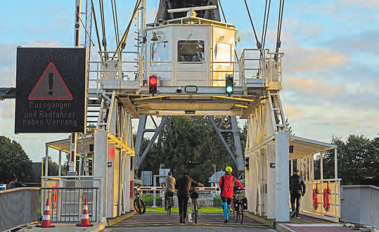 Die Schwebefähre ist erst in zweiter Linie eine Touristenattraktion. Im Vordergrund steht ihre Funktion als wichtigstes Verkehrsmittel zwischen Rendsburg und Osterrönfeld. FOTO: IMAGO