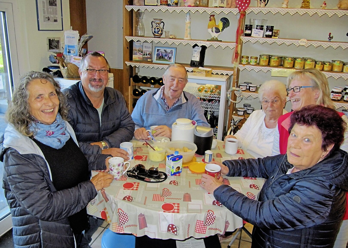 Fröhliche Runde am Morgen: Im Kleinen Bauernladen treffen sich jeden Tag die Stammgäste aus dem Dorf.