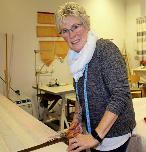 Als fachlich qualifizierte Gardinennäherin erfüllt Silvia Jöhnk individuelle Gestaltungswünsche. <br/>Fotos: Stefan Jonas