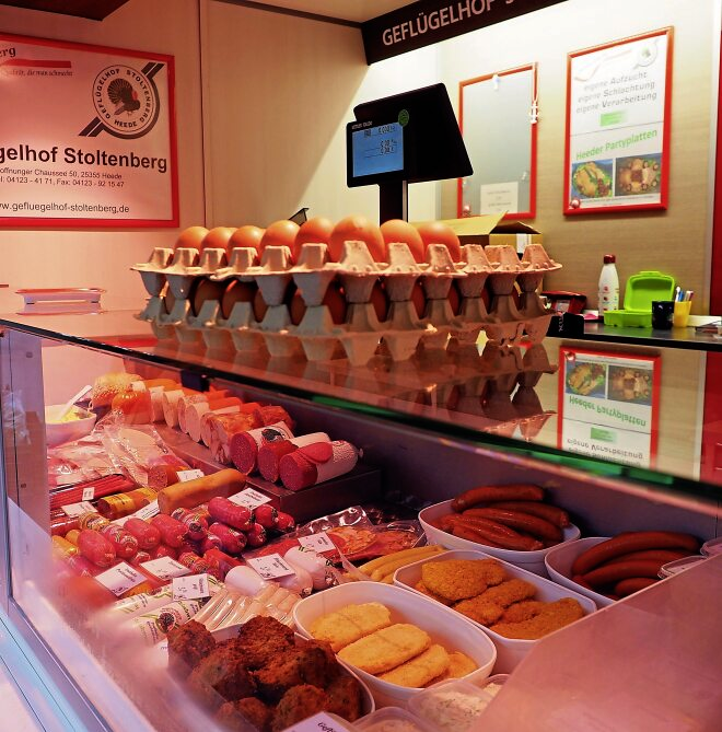 Puten- und Geflügelfleisch, Würste, Aufschnitt und Frikadellen führt der Geflügelhof Stoltenberg.