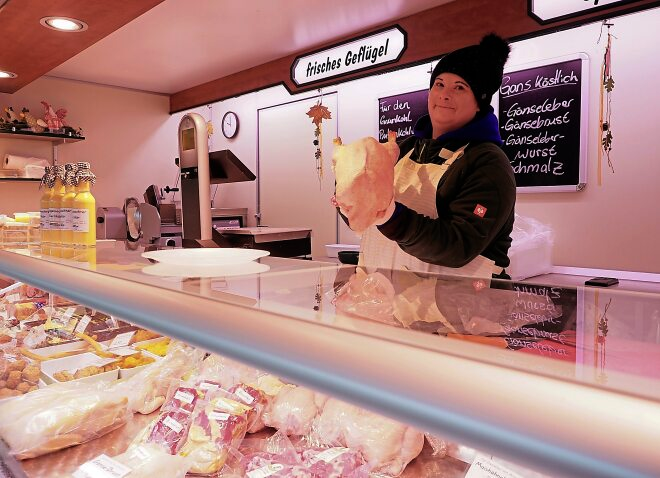 Am Stand des Bauernhofs Thormählen gibt es Weidegänse, Geflügel und Wildbraten.