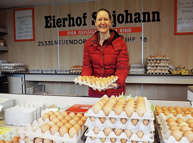 Linda Findaff verkauft landfrische Eier vom Eierhof Stajohann.