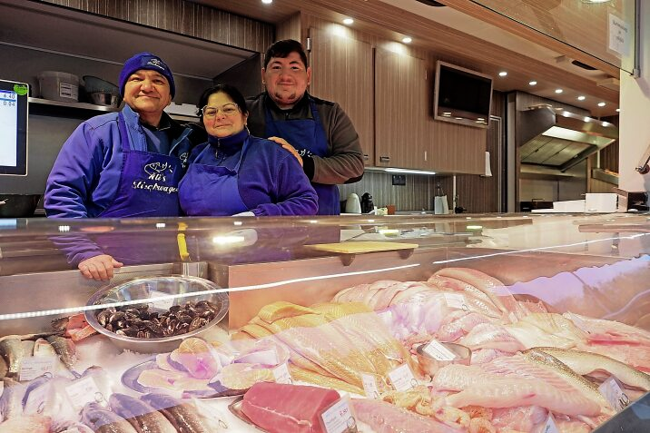 Ali (von links), Sultan und Eren Güner von „Ali's Fischwagen“ empfehlen Meeresfrüchte.