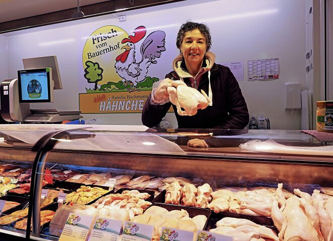 Hähnchen und Geflügel verkauft Niki Wardakas am Stand des Hofs Hachmann.