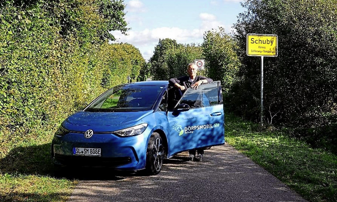 Vereinsvorsitzender Rüdiger Wiese und das Dörpsmobil. Foto: Schuby macht mobil e.V.