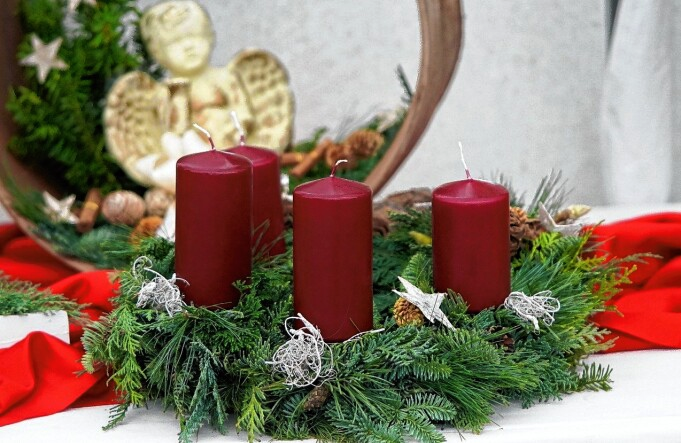 Adventsausstellungen bieten auch eine Vielzahl an Adventskränzen für die Vorweihnachtszeit. Foto: Matthias Böckel/Pixabay