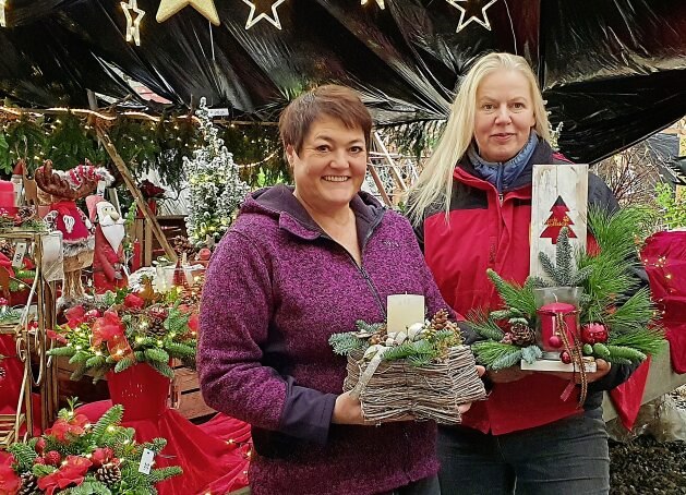 Tanja Schnack (li) und Karina Ohlsen zeigen handgefertigte adventliche Kreationen.