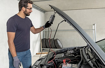 Viele Batterien streiken bei niedrigen Temperaturen. Ein Herbstcheck in der Fachwerkstatt beugt möglichem Ärger vor. Foto: DJD/Robert Bosch