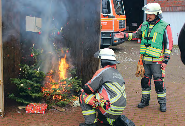 Wie schnell die Nadeln brennen k&ouml;nnen, zeigte 2023 das Team der Freiwilligen Feuerwehr Friedrichsgabe. FOTO: C. GOMES