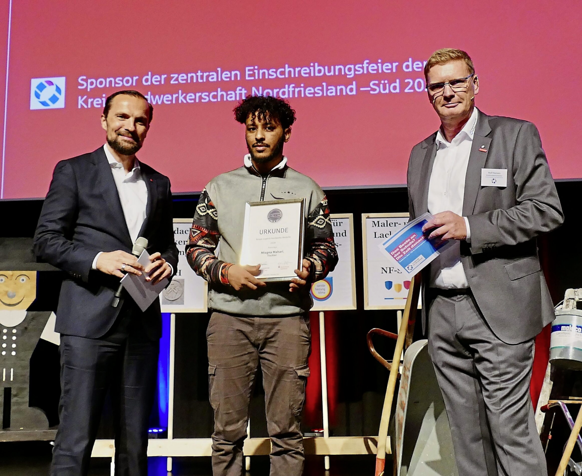 Lukas Krause, Misgna Mahari und Jorve Thoröe (v.l.) wurden mit der goldenen NOSPA-Jugend-Handwerksmedaille ausgezeichnet. Fotos: Herbert Müllerchen