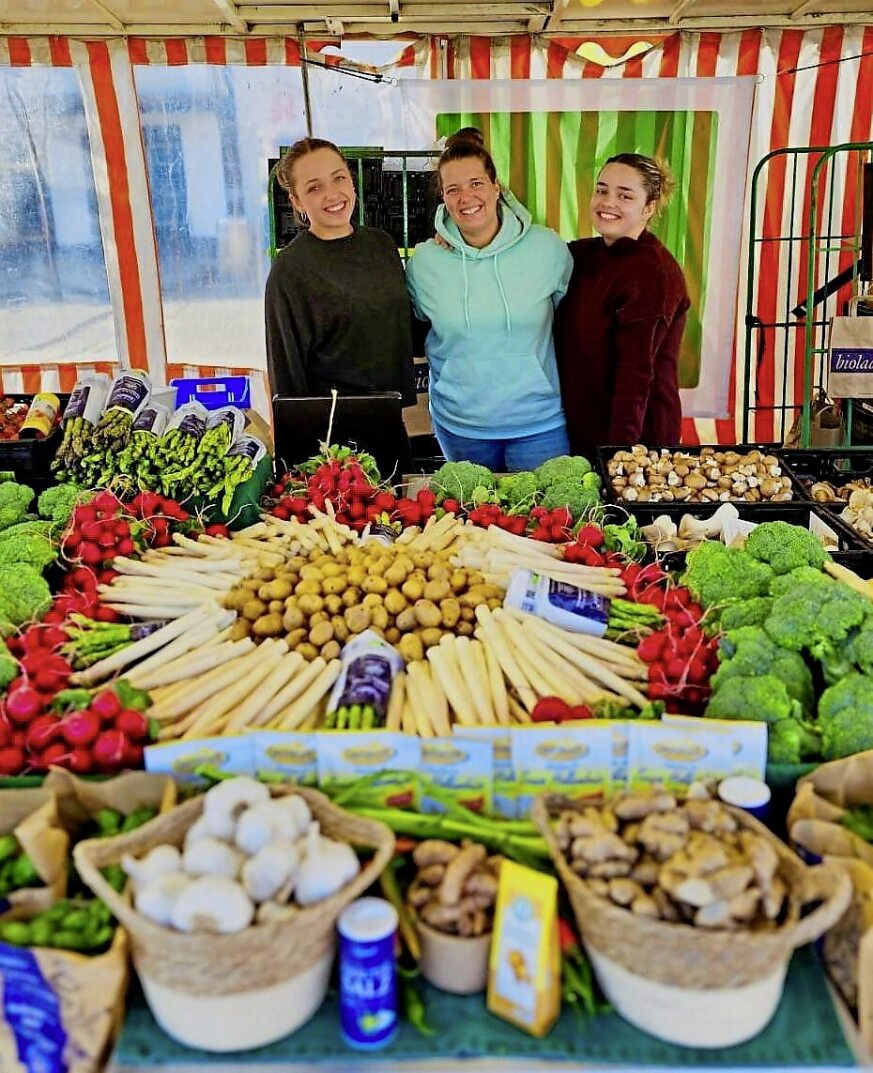 Daniela Heller ist die Marktleiterin vom Stand Söths Biokiste auf dem Husumer Wochenmarkt - immer samstags 9 bis 15 Uhr. -