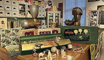 Die historische Weihnachtsdeko wird präsentiert. Foto: Birte Sieland