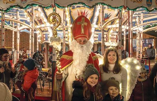 Auch der Nikolaus gibt sich die Ehre auf dem Eckernförder Weihnachtsmarkt. Foto: ETMG