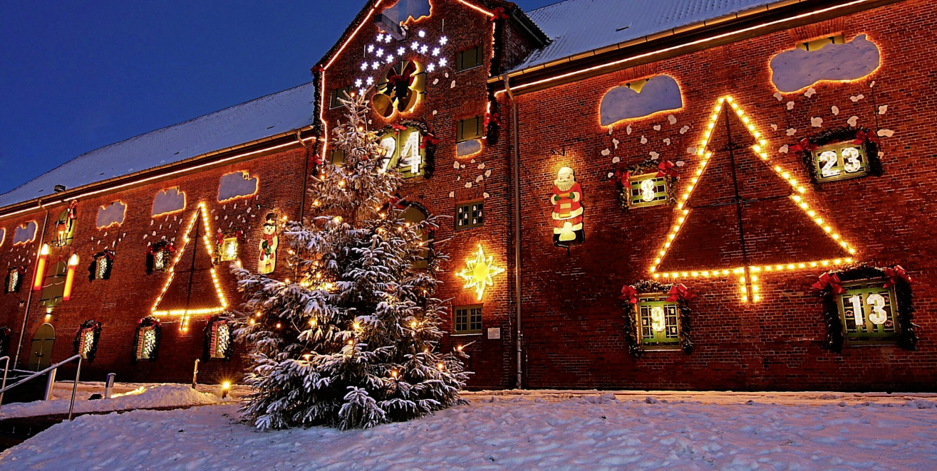 Noch schöner erstrahlt der längste Adventskalender Deutschlands bei Schnee. Foto: Wolfgang Ammon