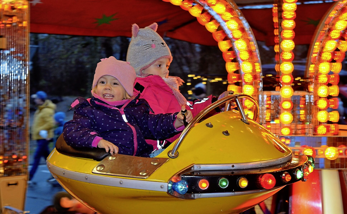 Die jungen Besucher des Horster Weihnachtsmarkts können sich auf Karussellfahrten freuen. Foto: Hermann Mohrdieck