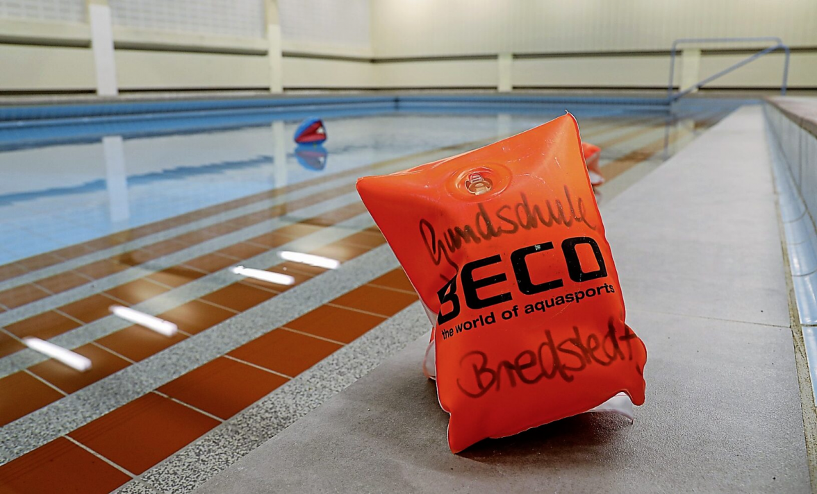 Der Gebäudekomplex mit den beiden Turnhallen und dem Schwimmbecken wurde 1968 gebaut. Seit September ist das Lehrschwimmbecken wegen maroder Technik geschlossen. Foto: Karina Dreyer