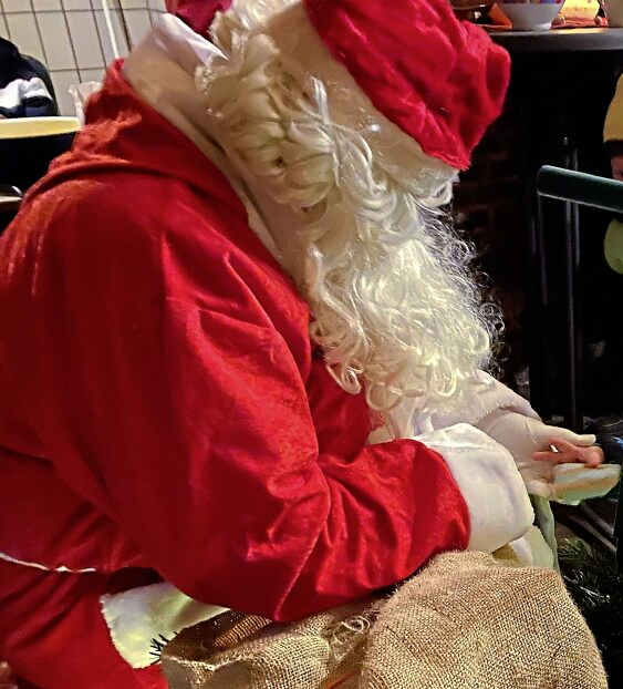 Mit dem Weihnachtsmann kann man sich auf dem Weihnachtsmarkt fotografiern lassen.