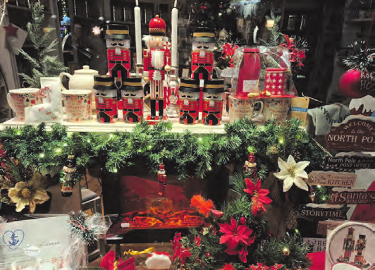 Schaufenster vom „Teekessel“ mit Nussknacker-Szenerie.