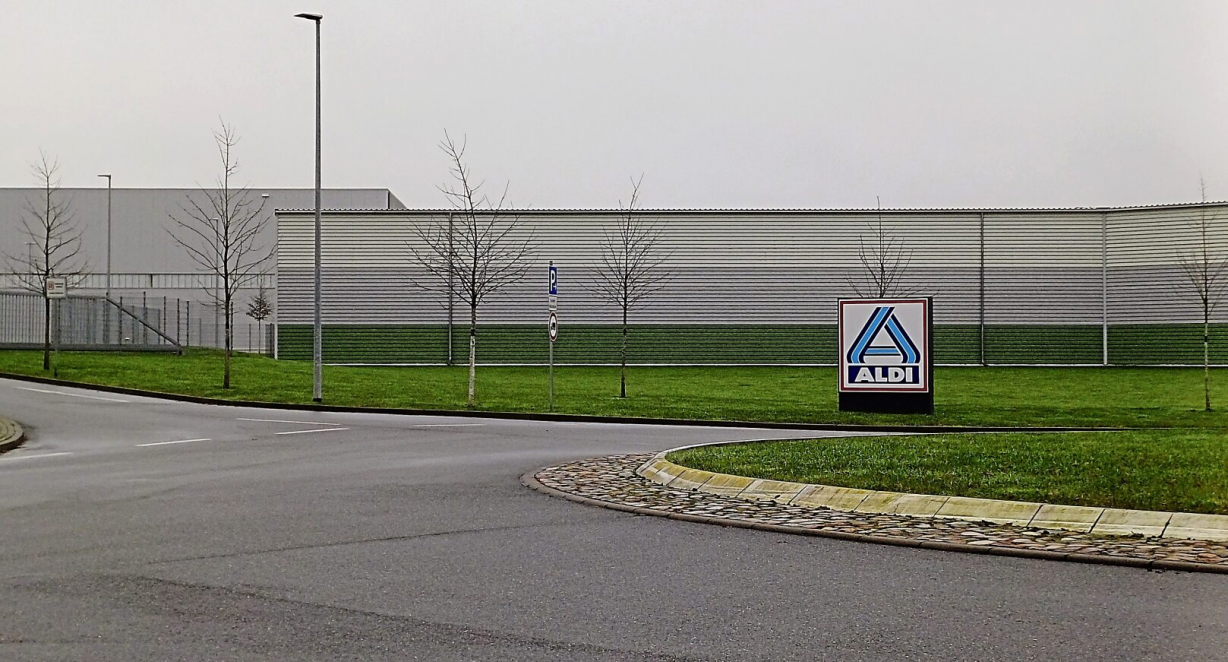 Seitdem Aldi sein Zentrallager in Nortorf errichtet hat, soll der Verkehr an der Itzehoer Straße durch die Lkws zugenommen haben, vermutete der Seniorenbeirat der Stadt.