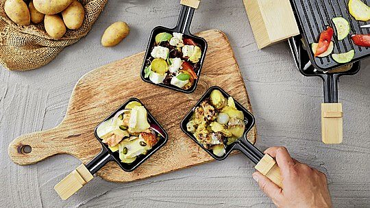 Raclette-Pfännchen-Ideen mit Kartoffeln: drei unwiderstehliche Rezepte. Foto: KMG/die-kartoffel.de/dpa-mag