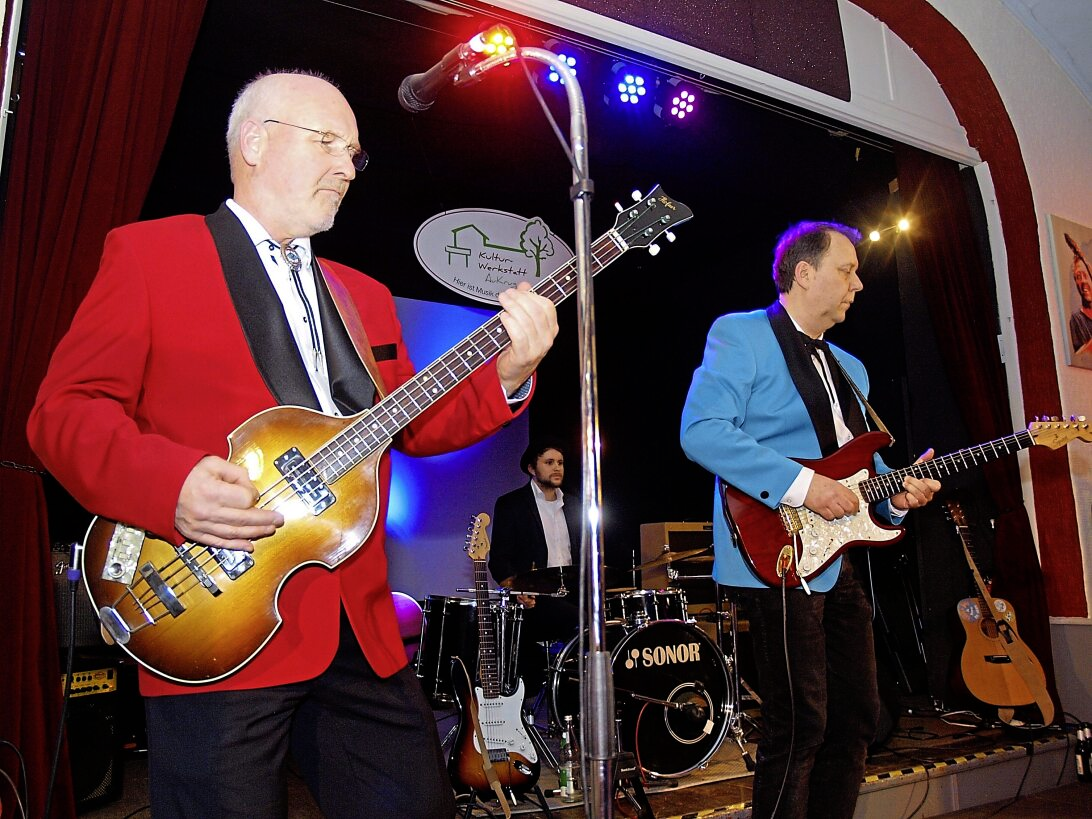„Willy and the Wild Surfers“: Die 1980 gegründete Band will den musikalischen Werdegang von Buddy Holly mit vielen seiner Hits darstellen.