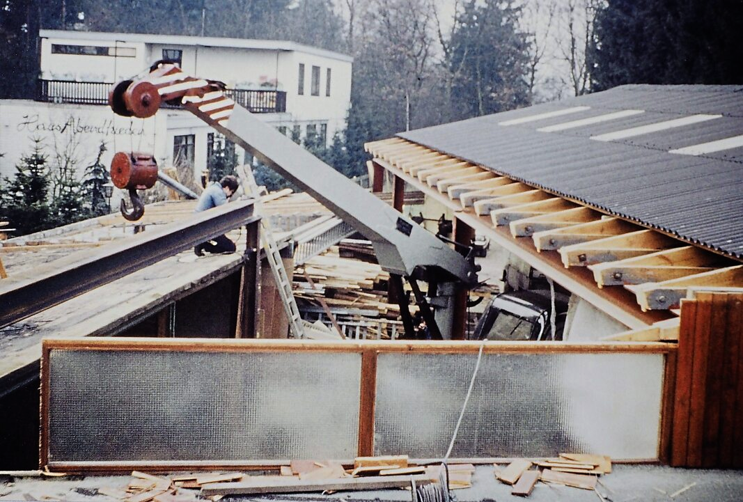 Im Laufe der Jahrzehnte wurde immer wieder modernisiert und erweitert. 1973 wurde das Werkstattdach angehoben, um aufzustocken. Foto: Familie Weers